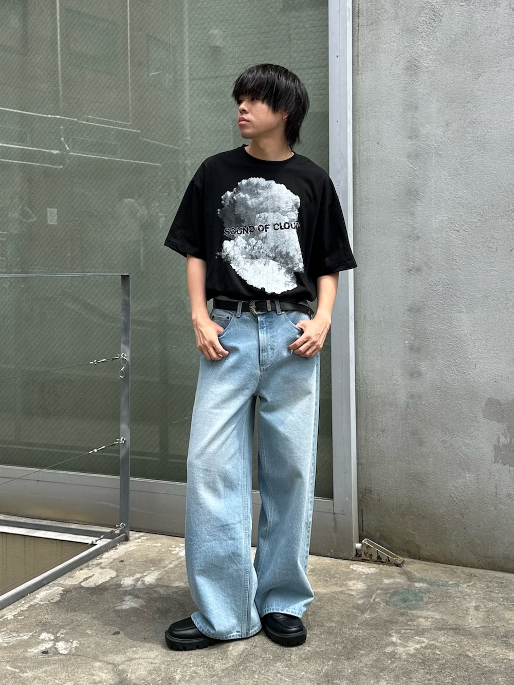 ホワイト系のTシャツ/カットソー、ブルー系のデニムパンツ、ブラック系のベルトを着用したメンズの春コーディネートの5枚目の写真