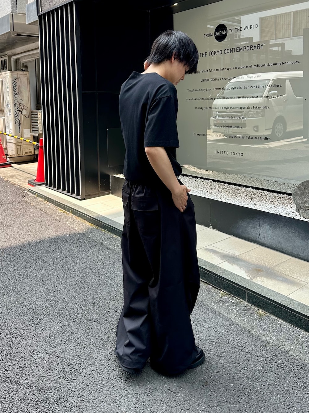 ブラック系のTシャツ/カットソー、ブラック系のその他パンツ、ブラック系のベルトを着用したメンズの夏コーディネートの3枚目の写真