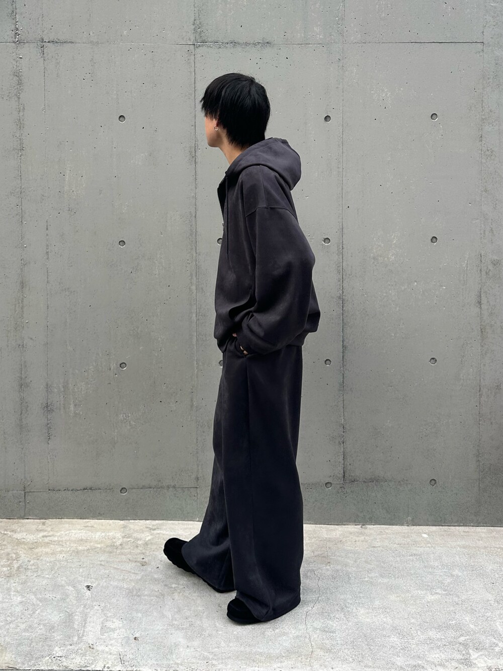 グレー系のパーカー、グレー系のスウェットパンツ、シルバー系のネックレスを着用したメンズの秋コーディネートの2枚目の写真