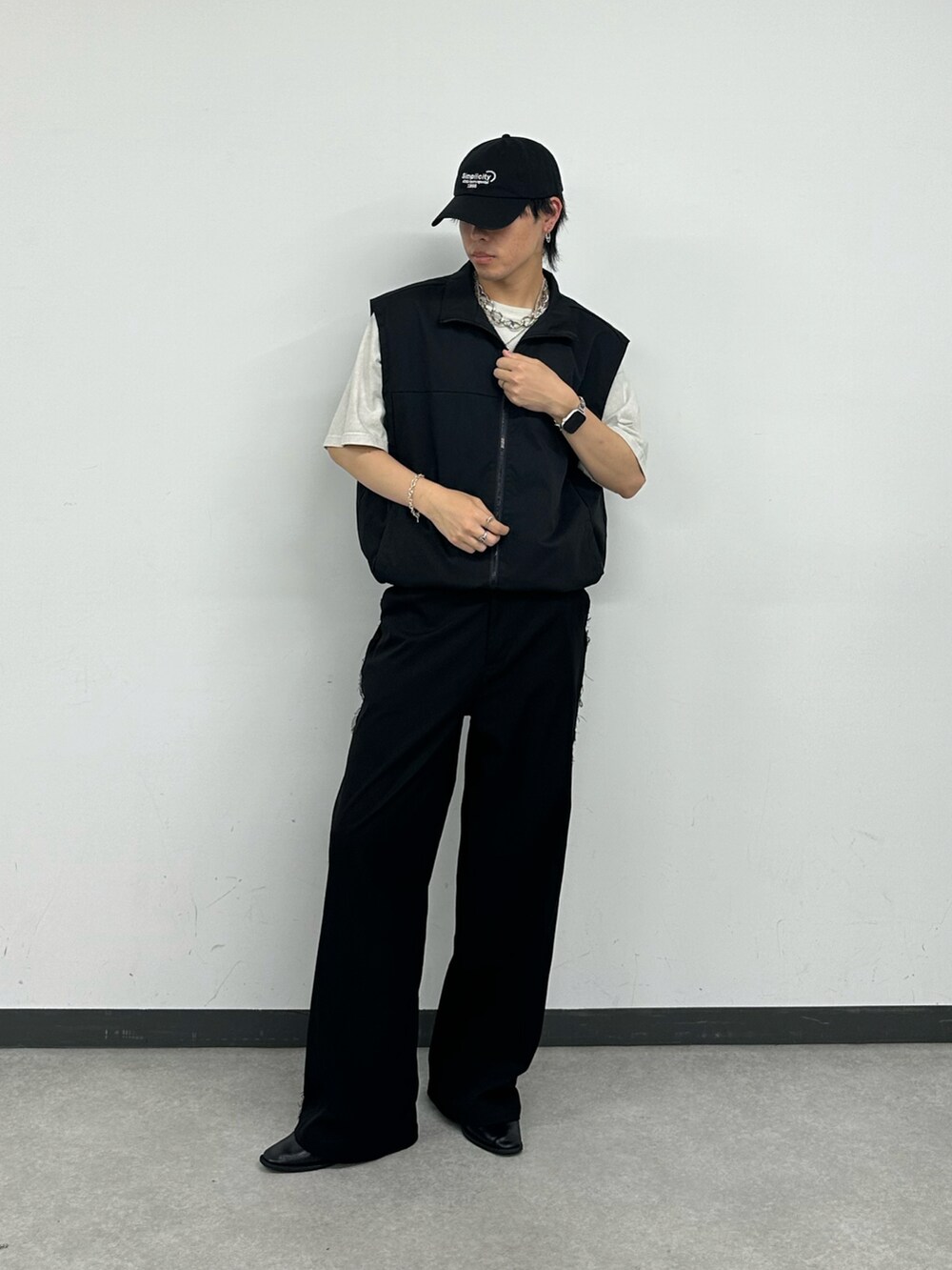 ブラック系のベスト、ホワイト系のTシャツ/カットソー、ブルー系のキャップを着用したメンズの夏コーディネートの5枚目の写真