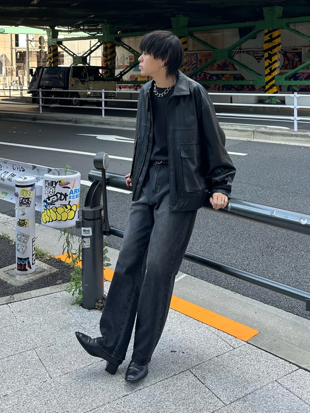 ブラック系のブルゾン、ブラック系のデニムパンツを着用したメンズの秋コーディネートの5枚目の写真