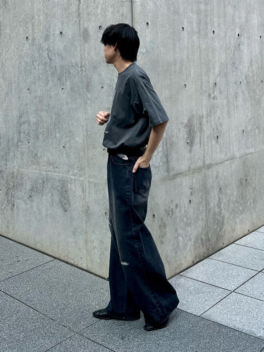 ブラック系のTシャツ/カットソー、ブラック系のベルトを着用したメンズの春コーディネートの2枚目の写真
