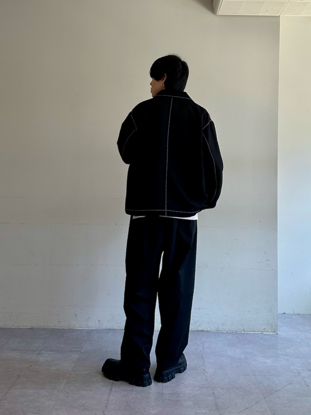 ブラック系のブルゾン、グレー系のTシャツ/カットソー、ブラック系のその他パンツを着用したメンズの春コーディネートの3枚目の写真