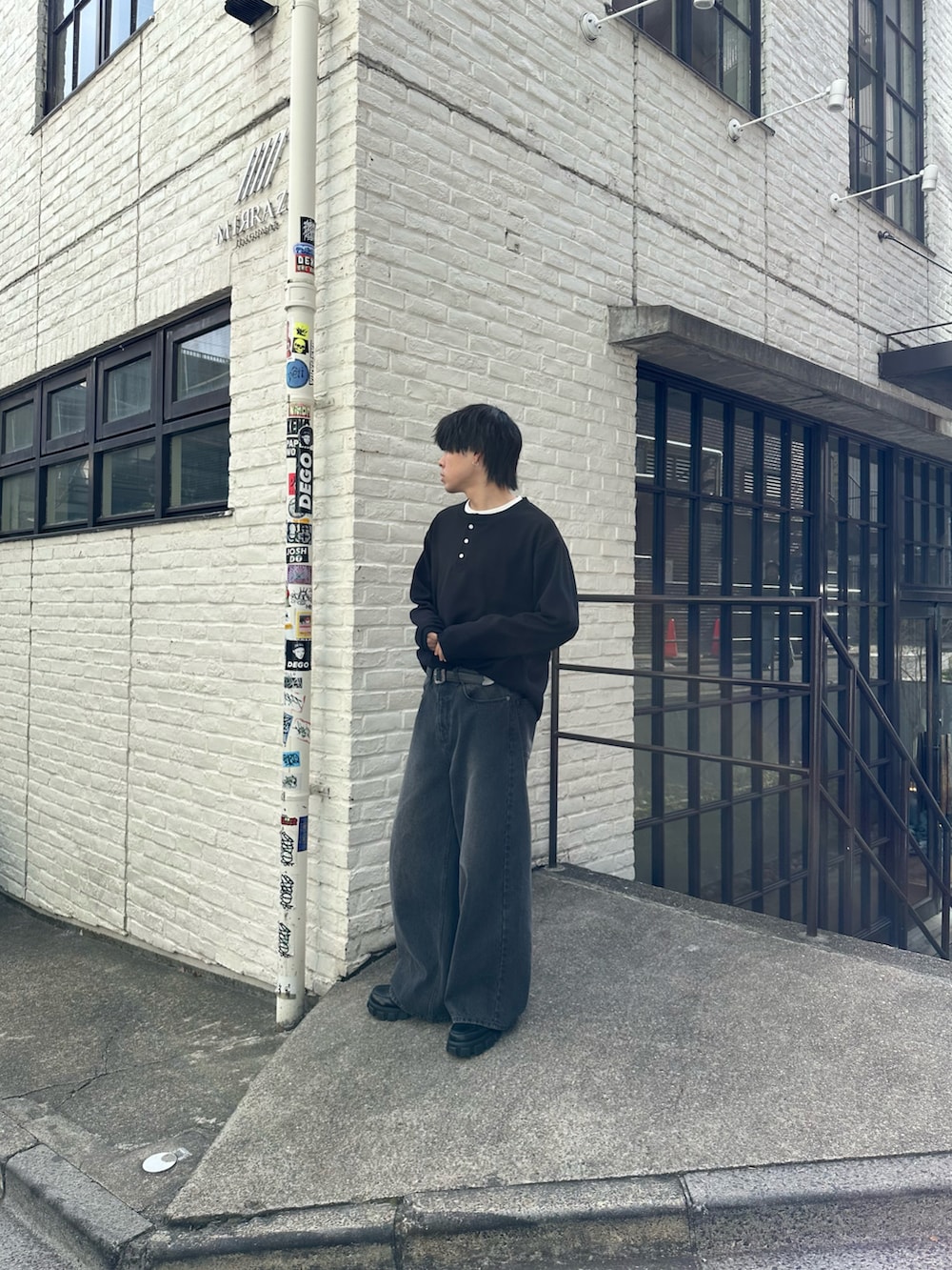 ブラック系のTシャツ/カットソー、ブラック系のデニムパンツ、ブラック系のベルトを着用したメンズの冬コーディネートの4枚目の写真