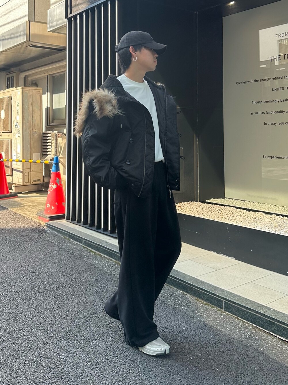 ブラック系のその他アウター、ブラック系のスウェットパンツ、ブラック系のキャップを着用したメンズの秋コーディネートの4枚目の写真
