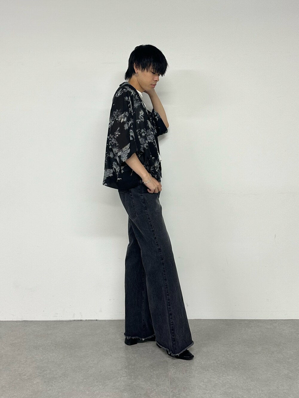 ブラック系のシャツ/ブラウス、ホワイト系のTシャツ/カットソー、ブラック系のデニムパンツを着用したメンズの夏コーディネートの4枚目の写真