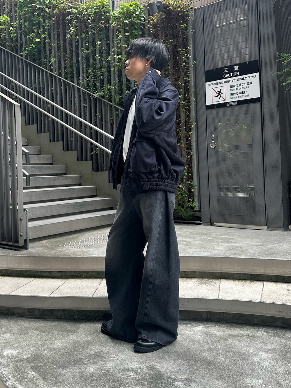 ブラック系のブルゾン、ブラック系のデニムパンツ、ブラック系のドレスシューズを着用したメンズの秋コーディネートの2枚目の写真