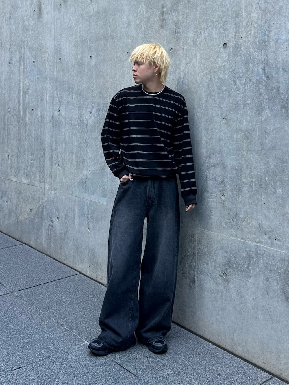 ブラック系のTシャツ/カットソー、ブラック系のデニムパンツを着用したメンズの秋コーディネートの2枚目の写真