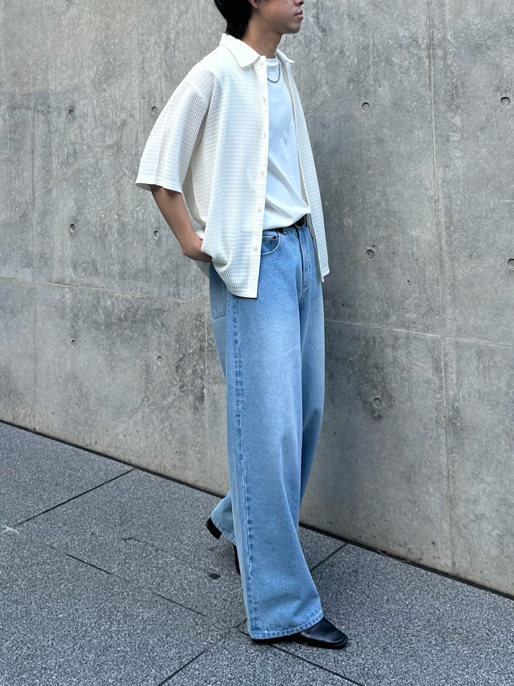 ホワイト系のTシャツ/カットソー、ブルー系のデニムパンツ、ブラック系のベルトを着用したメンズの夏コーディネートの3枚目の写真