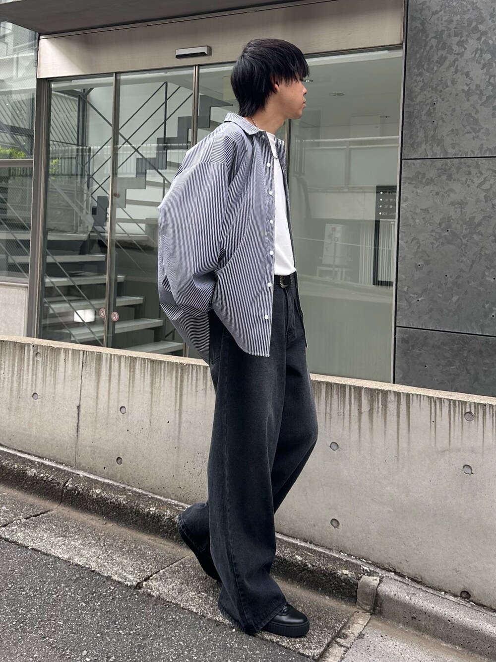 ブルー系のシャツ/ブラウス、ホワイト系のTシャツ/カットソー、ブラック系のデニムパンツを着用したメンズの夏コーディネートの4枚目の写真