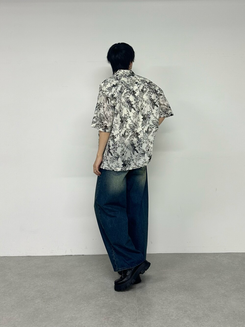 ホワイト系のシャツ/ブラウス、ブルー系のデニムパンツ、ホワイト系のTシャツ/カットソーを着用したメンズの夏コーディネートの3枚目の写真