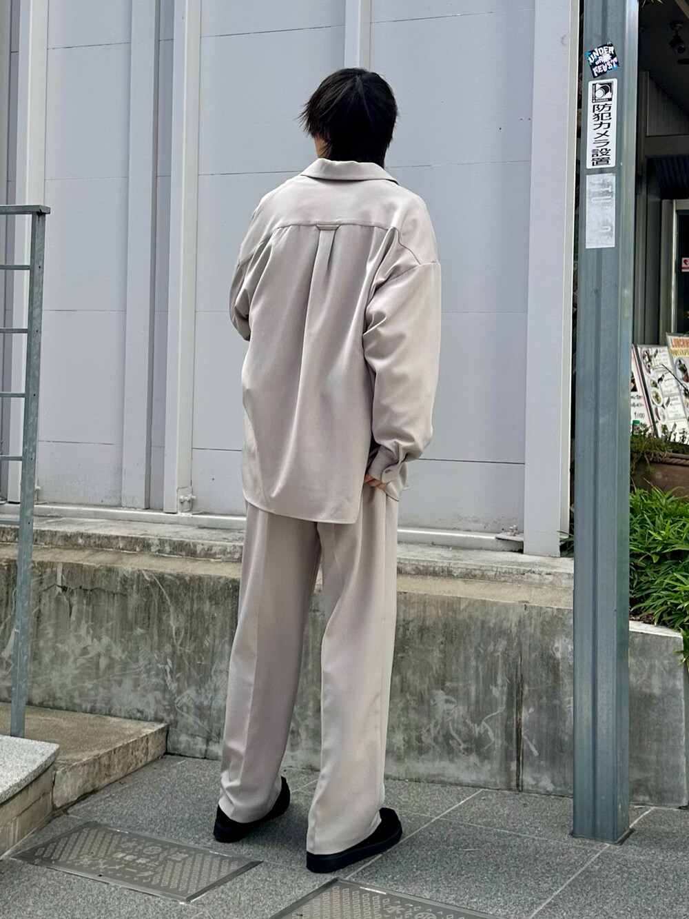 ベージュ系のシャツ/ブラウス、ブルー系のTシャツ/カットソー、ベージュ系のスラックスを着用したメンズの秋コーディネートの3枚目の写真