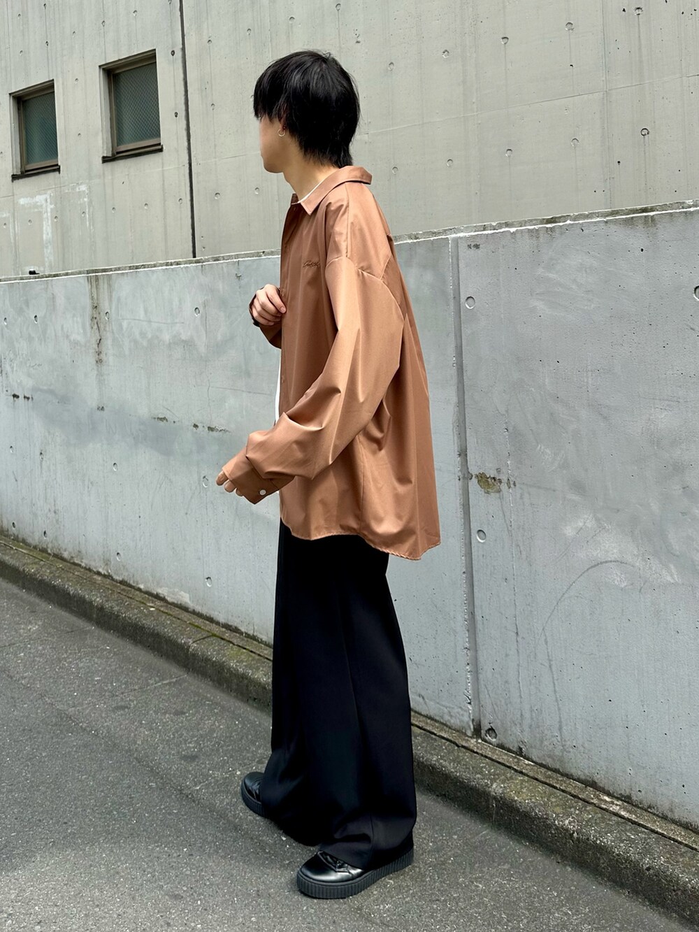 ブルー系のシャツ/ブラウス、ブラック系のスラックスを着用したメンズの夏コーディネートの2枚目の写真
