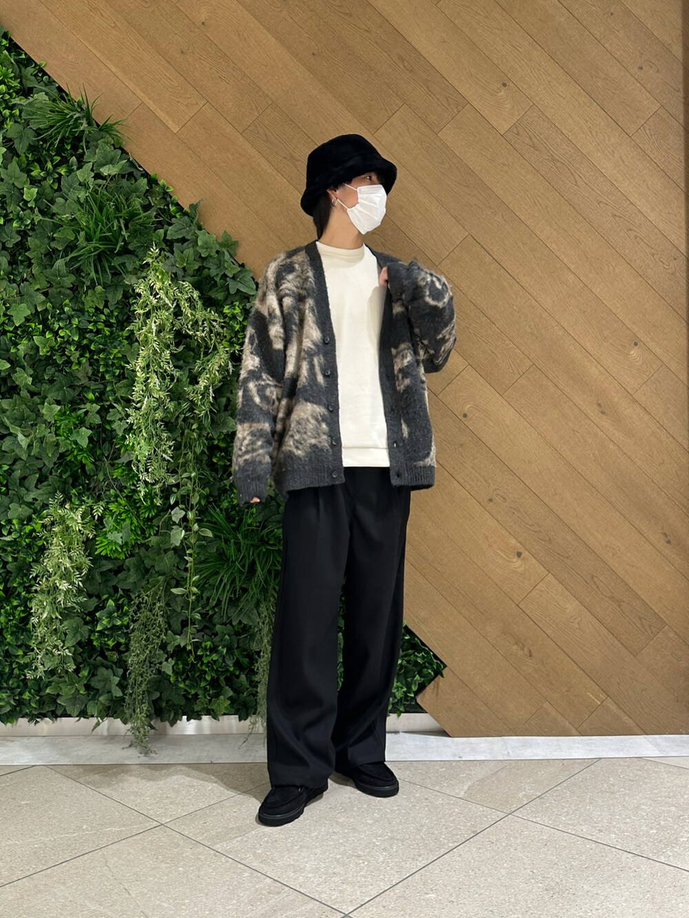 ブラック系のカーディガン/ボレロ、ホワイト系のTシャツ/カットソー、ブラック系のその他パンツを着用したメンズの秋コーディネートの2枚目の写真