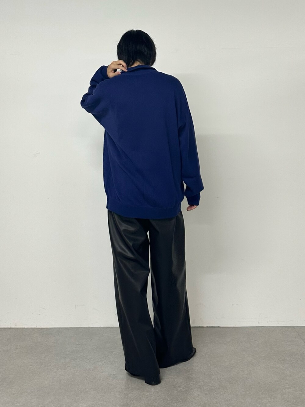ブルー系のニット/セーター、ブラック系のその他パンツを着用したメンズの秋コーディネートの3枚目の写真