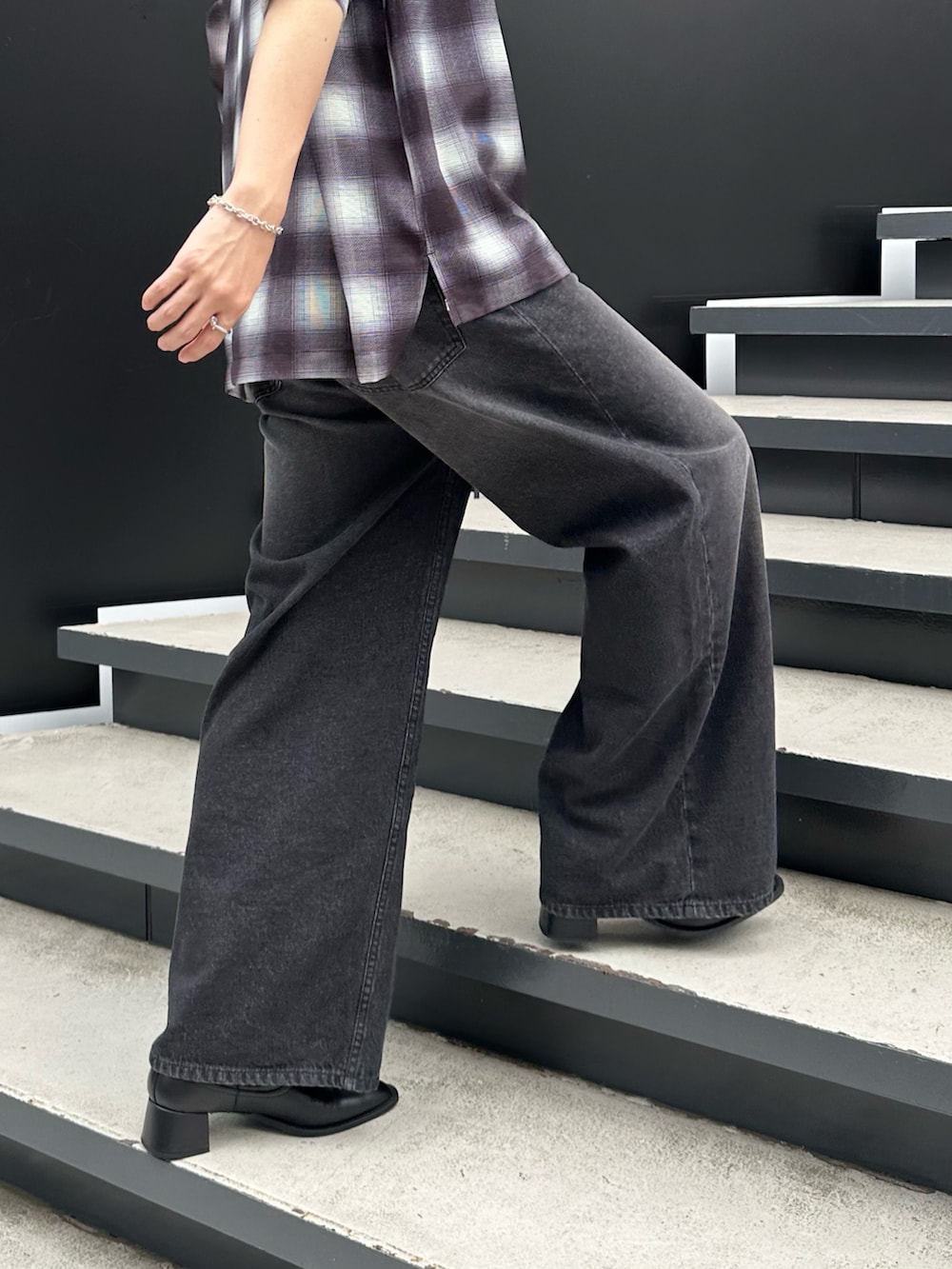 ブラック系のシャツ/ブラウス、ブラック系のデニムパンツ、ブラック系のタンクトップを着用したメンズの夏コーディネートの3枚目の写真