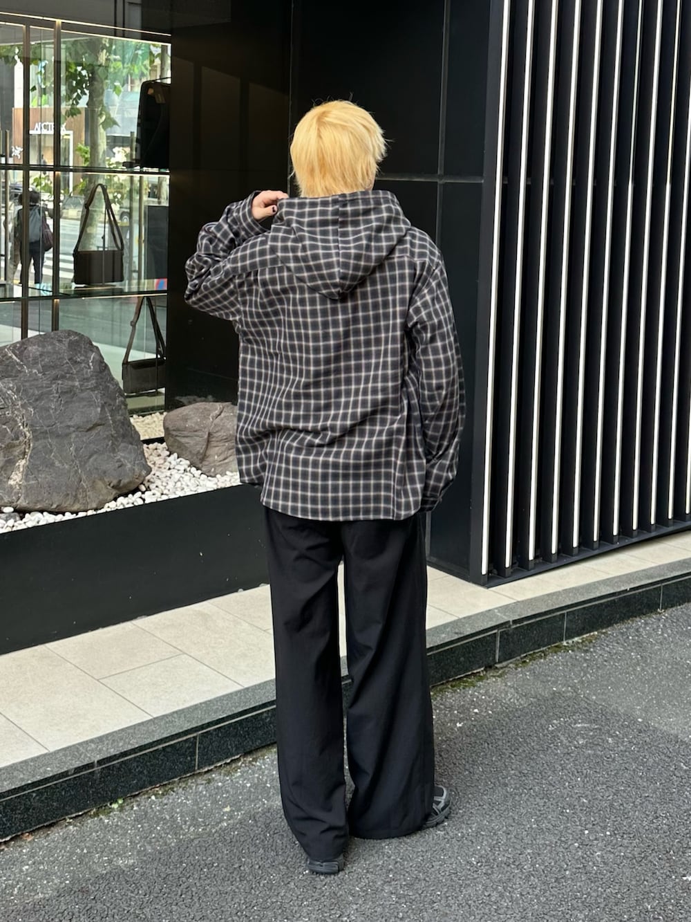 ブラック系のシャツ/ブラウス、ブラック系のスラックスを着用したメンズの秋コーディネートの3枚目の写真