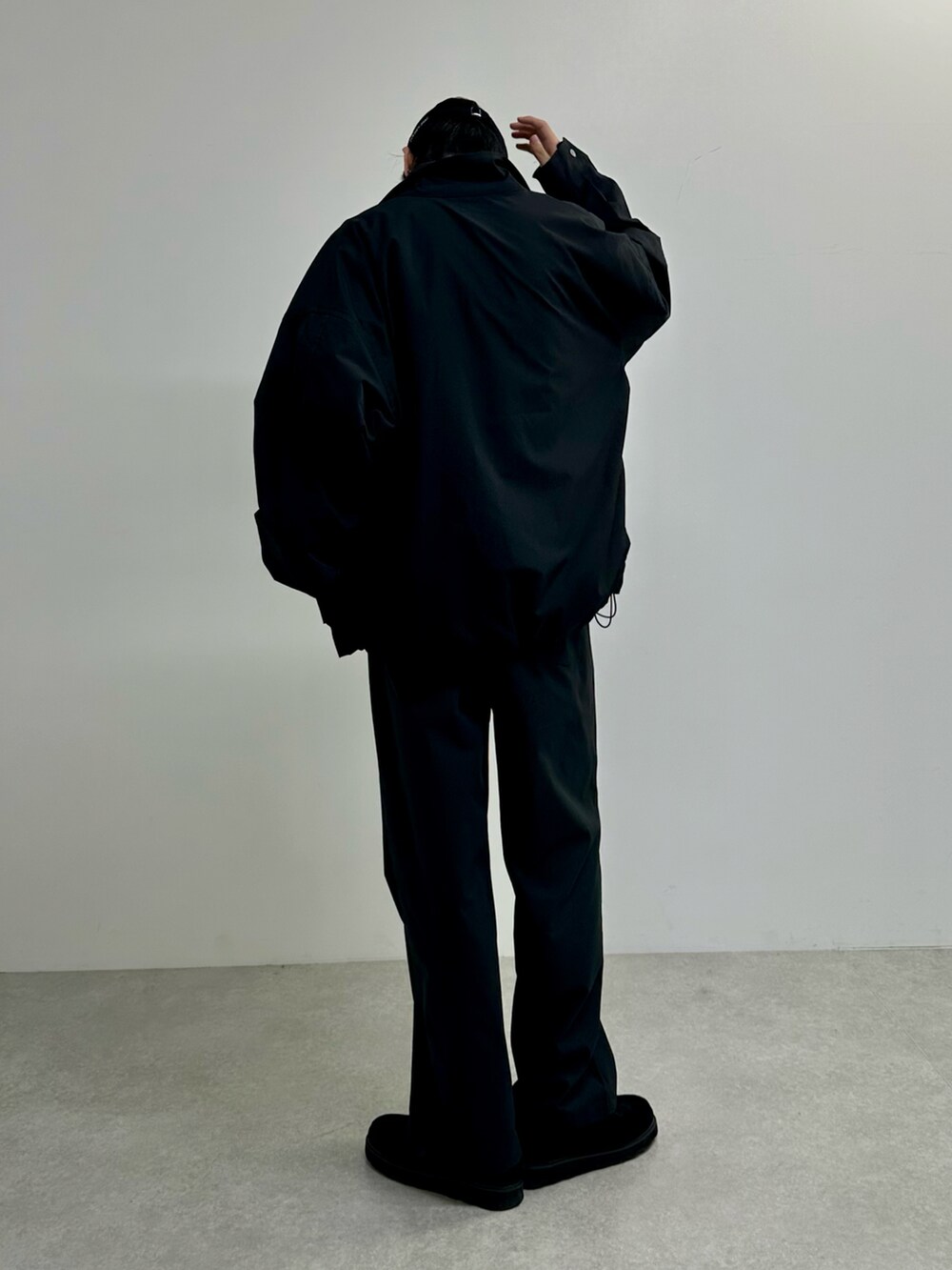 ブラック系のその他パンツ、ブラック系のモカシン/デッキシューズ、ブラック系のブルゾンを着用したメンズの秋コーディネートの3枚目の写真