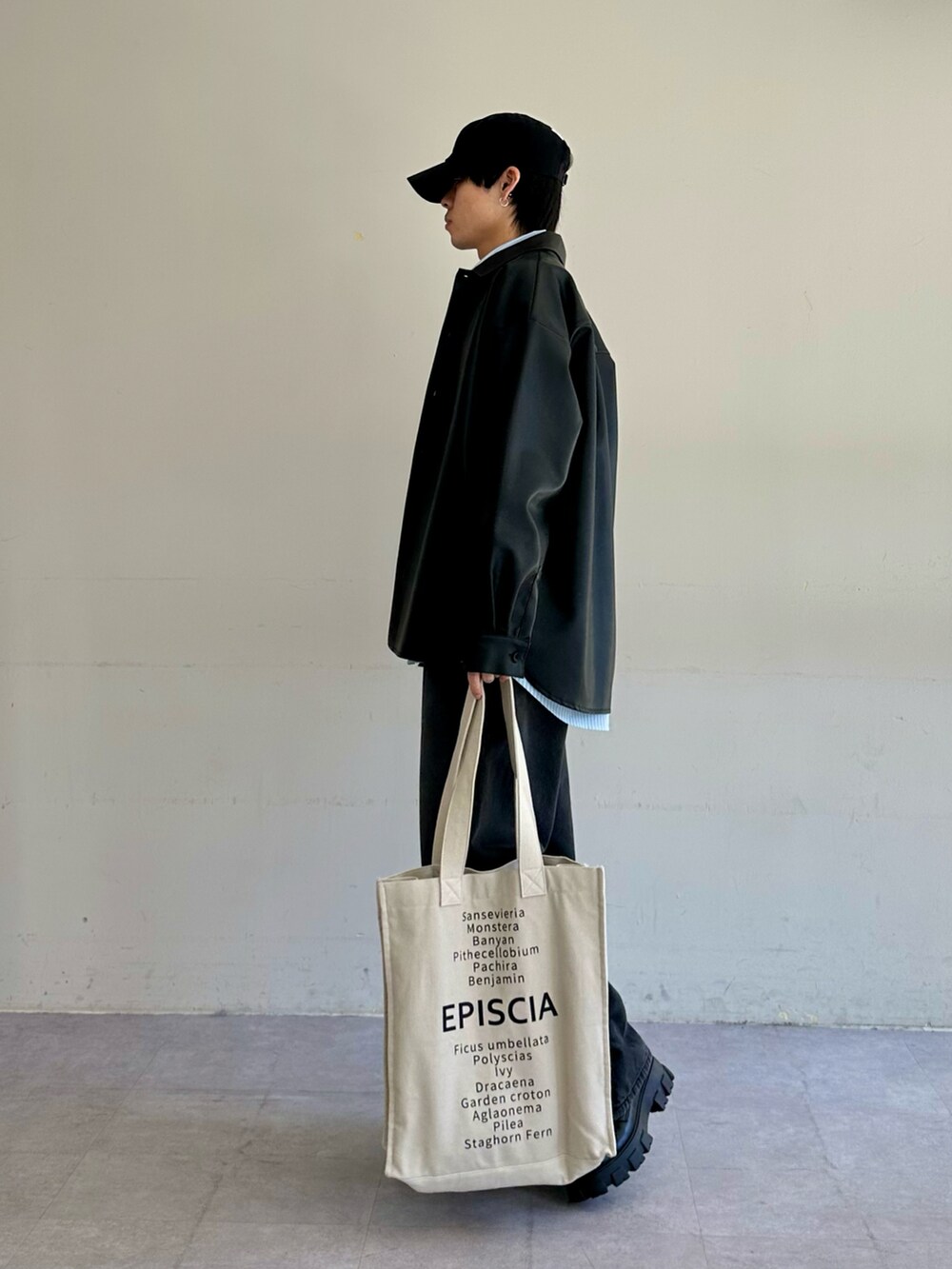 ブラック系のシャツ/ブラウス、ブルー系のシャツ/ブラウス、ブラック系のデニムパンツを着用したメンズの春コーディネートの5枚目の写真