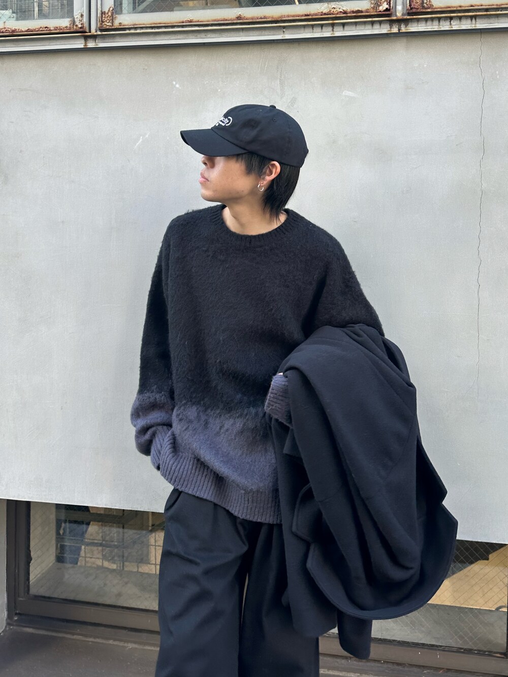 ブラック系のその他アウター、ブラック系のニット/セーター、ブラック系のその他パンツを着用したメンズの冬コーディネートの3枚目の写真