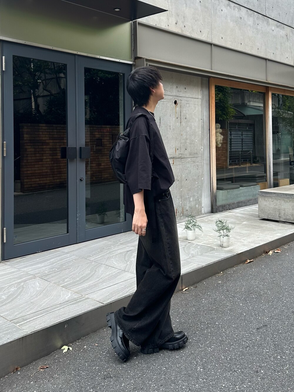 ブラック系のTシャツ/カットソー、ブラック系のデニムパンツ、ブラック系のベルトを着用したメンズの夏コーディネートの2枚目の写真