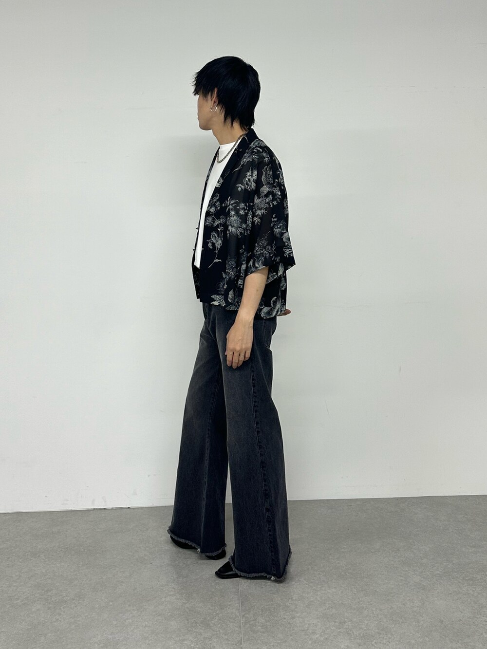 ブラック系のシャツ/ブラウス、ホワイト系のTシャツ/カットソー、ブラック系のデニムパンツを着用したメンズの夏コーディネートの2枚目の写真