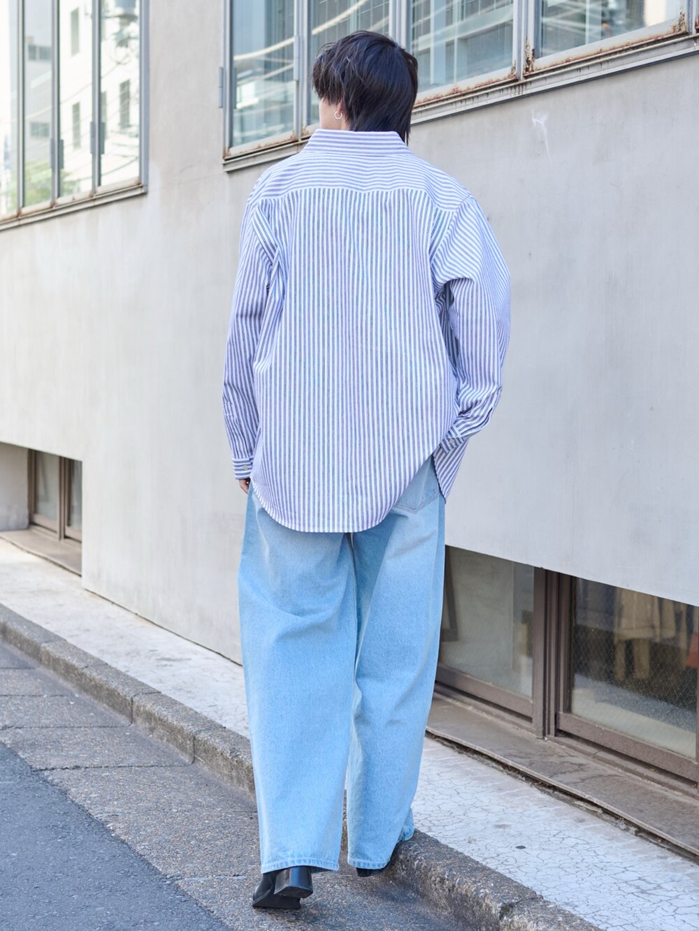 ホワイト系のシャツ/ブラウス、ブルー系のデニムパンツ、ブラック系のベルトを着用したメンズの春コーディネートの3枚目の写真
