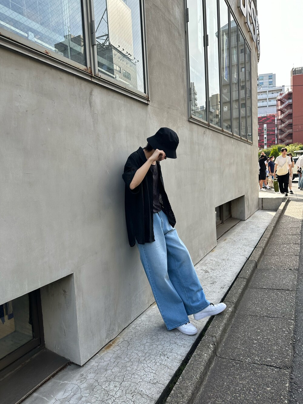 ブラック系のシャツ/ブラウス、ブルー系のデニムパンツを着用したメンズの春コーディネートの2枚目の写真