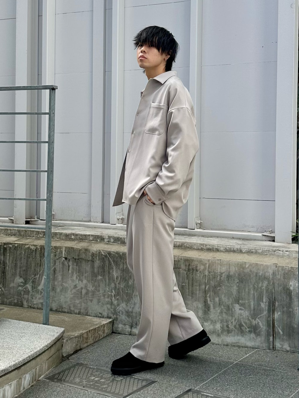 ベージュ系のシャツ/ブラウス、ブルー系のTシャツ/カットソー、ベージュ系のスラックスを着用したメンズの秋コーディネートの2枚目の写真