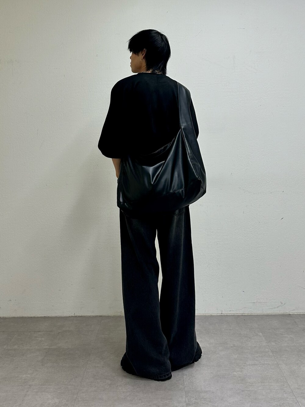 ブラック系のTシャツ/カットソー、ブラック系のデニムパンツ、ブラック系のショルダーバッグを着用したメンズの夏コーディネートの3枚目の写真