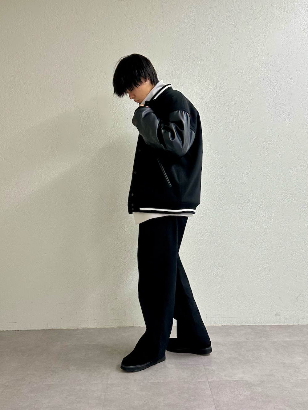 ブラック系のスタジャン、グレー系のTシャツ/カットソー、ブラック系のその他パンツを着用したメンズの秋コーディネートの3枚目の写真