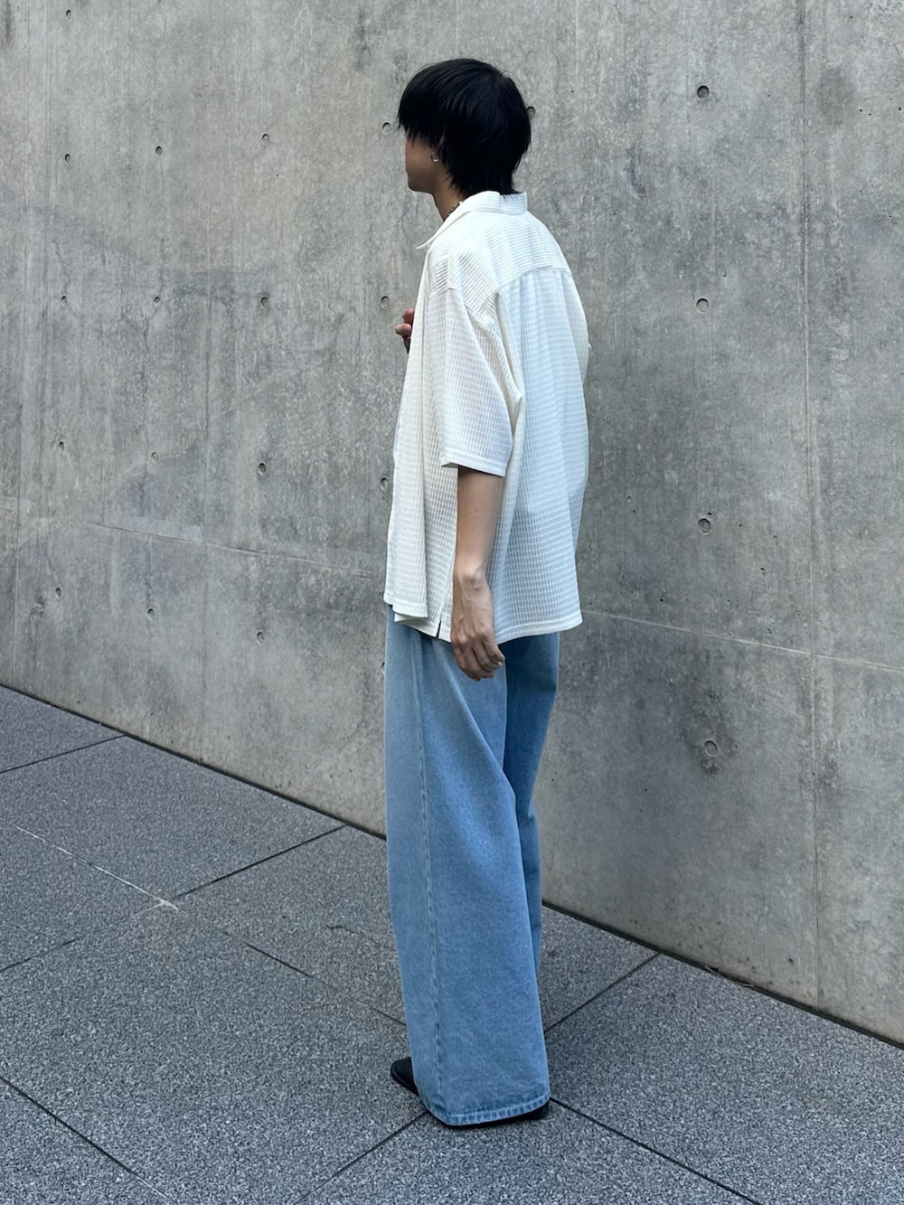 ホワイト系のTシャツ/カットソー、ブルー系のデニムパンツ、ブラック系のベルトを着用したメンズの夏コーディネートの2枚目の写真