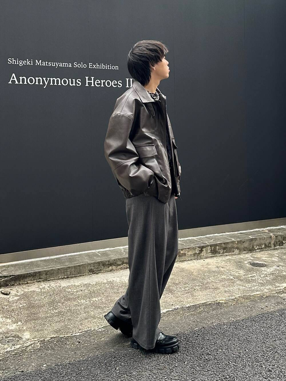 ブラック系のブルゾン、ブラック系のTシャツ/カットソーを着用したメンズの冬コーディネートの4枚目の写真