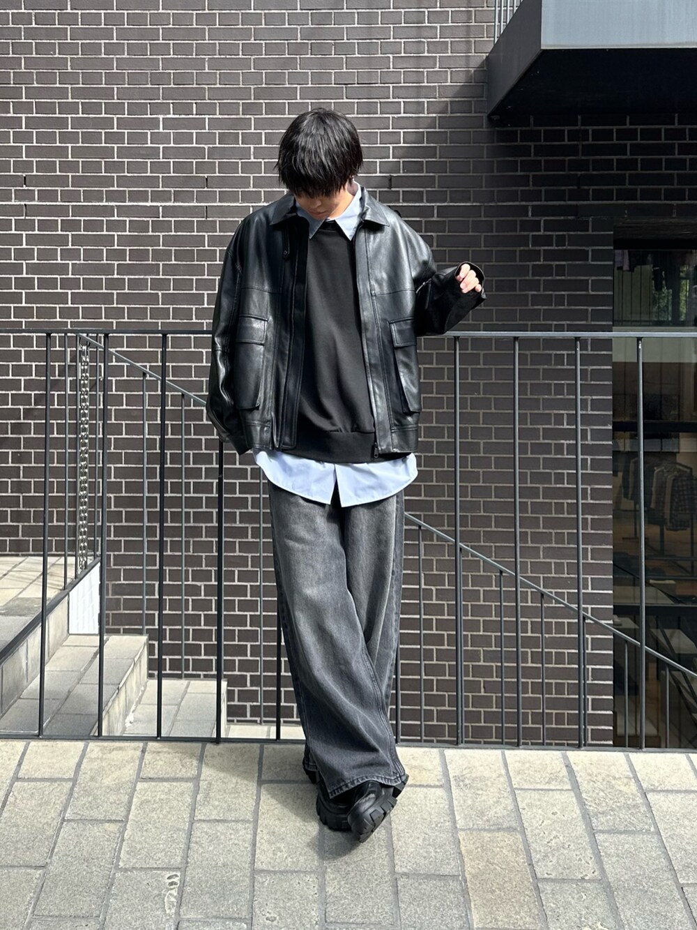 ブラック系のブルゾン、ブラック系のスウェット、ブルー系のシャツ/ブラウスを着用したメンズの秋コーディネートの3枚目の写真