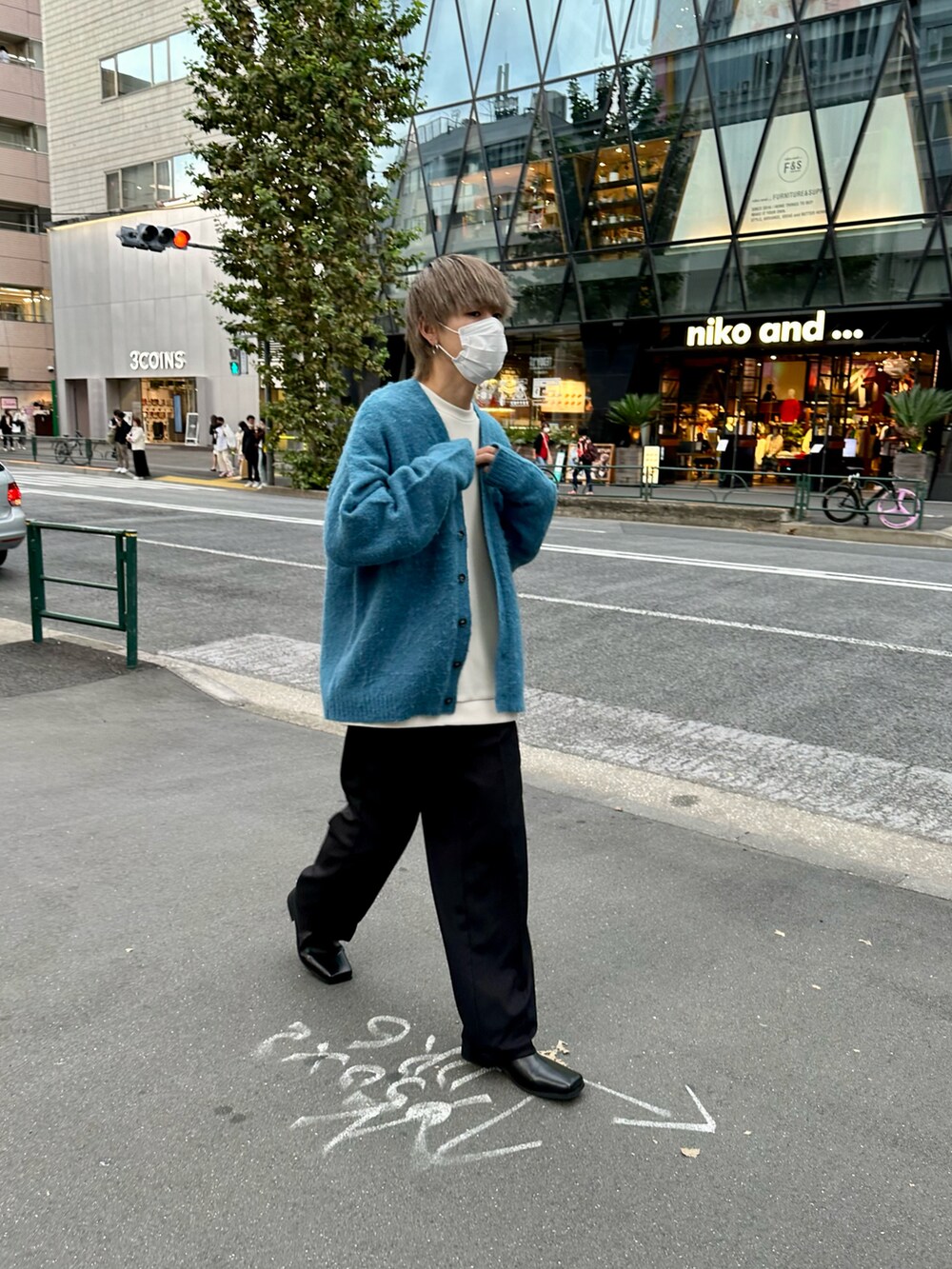 ブルー系のカーディガン/ボレロ、ホワイト系のTシャツ/カットソー、ブラック系のスラックスを着用したメンズの秋コーディネートの4枚目の写真