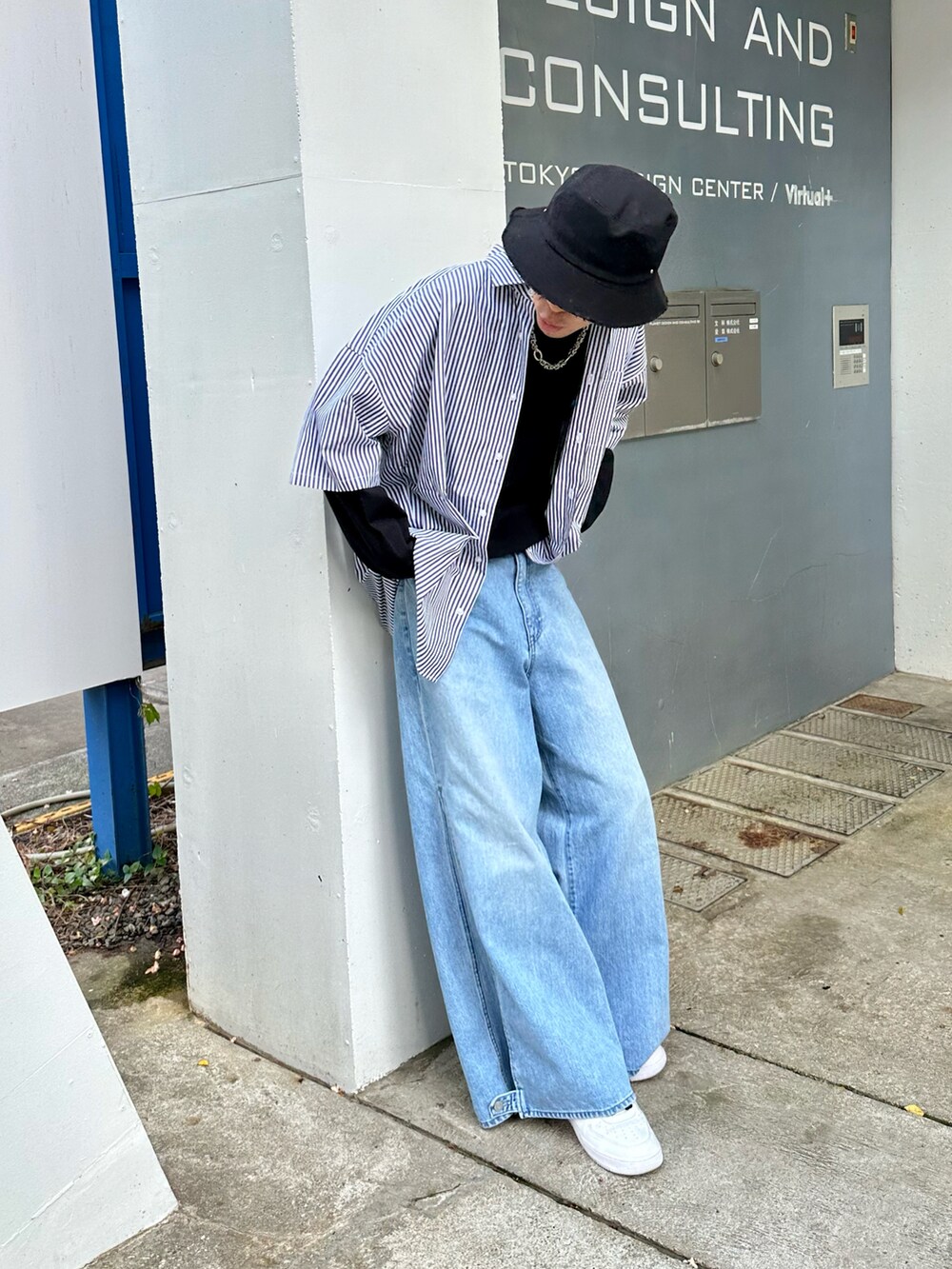 ブラック系のシャツ/ブラウス、ブルー系のパンツ、ホワイト系のスニーカーを着用したメンズの夏コーディネートの4枚目の写真