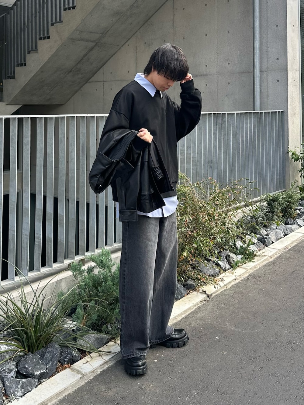 ブラック系のブルゾン、ブラック系のスウェット、ブルー系のシャツ/ブラウスを着用したメンズの秋コーディネートの2枚目の写真