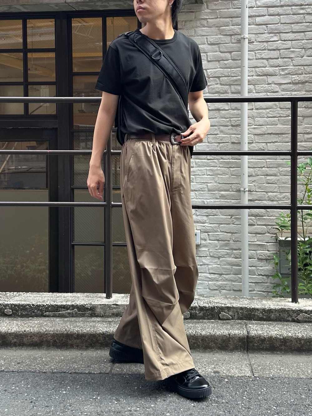 ブラック系のショルダーバッグ、ブラック系のその他パンツ、ブラック系のベルトを着用したメンズの夏コーディネートの5枚目の写真