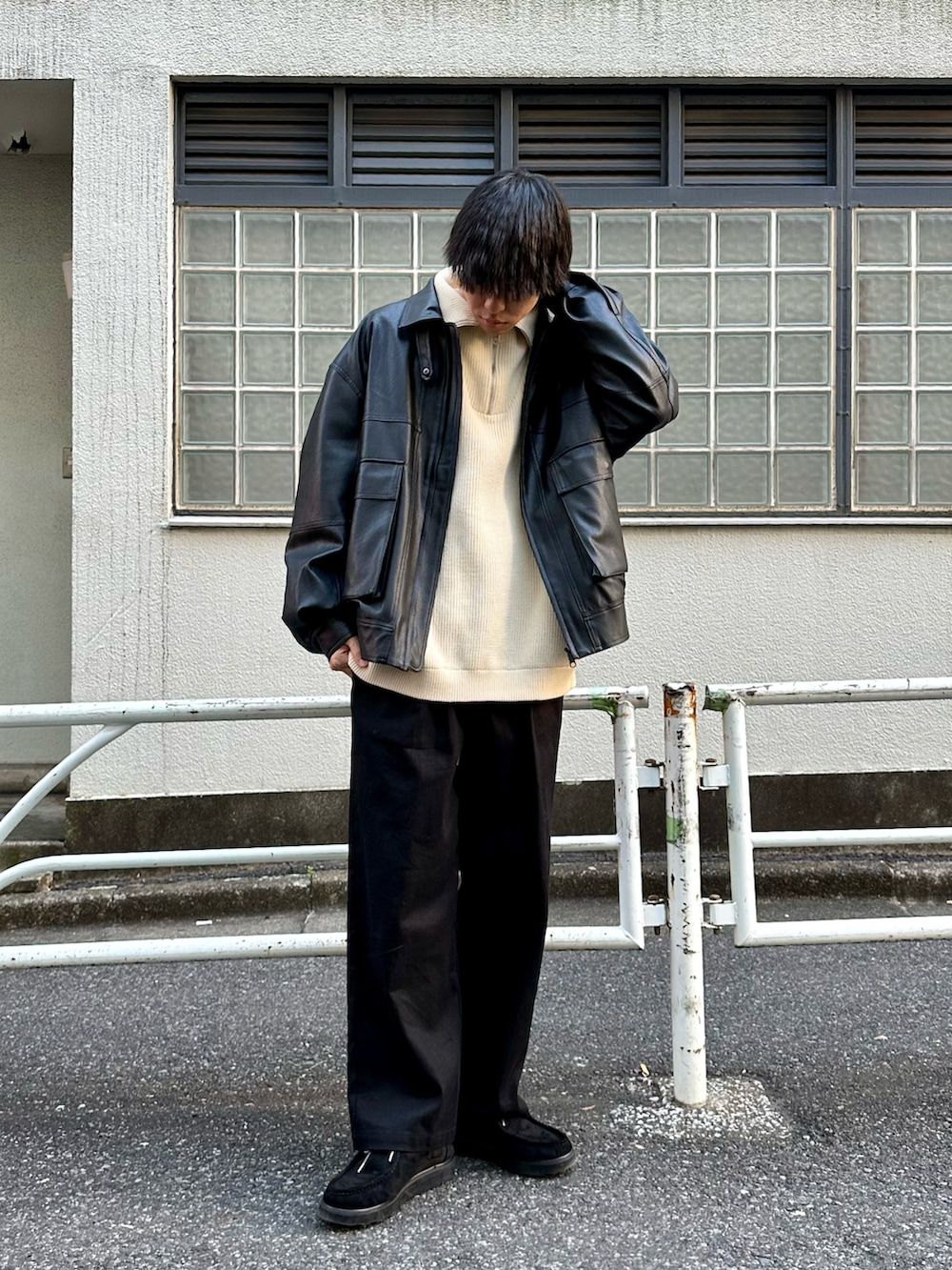 ブラック系のブルゾン、ホワイト系のニット/セーター、ブラック系のその他パンツを着用したメンズの冬コーディネートの2枚目の写真