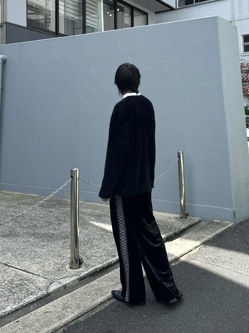 ブラック系のカーディガン/ボレロ、ホワイト系のTシャツ/カットソー、ブラック系のその他パンツを着用したメンズの秋コーディネートの2枚目の写真