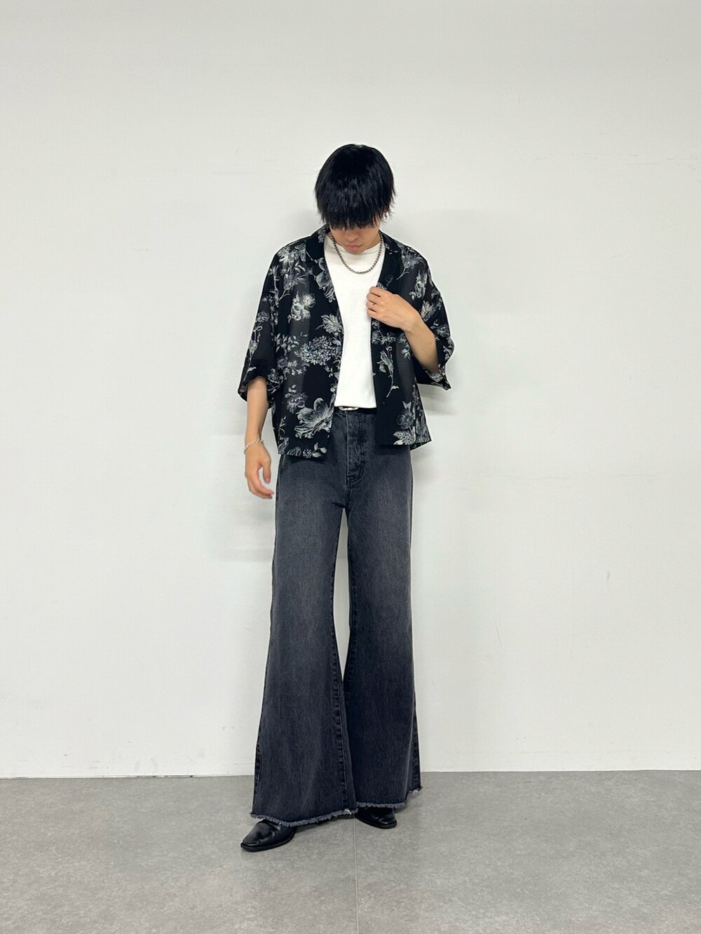 ブラック系のシャツ/ブラウス、ホワイト系のTシャツ/カットソー、ブラック系のデニムパンツを着用したメンズの夏コーディネートの5枚目の写真