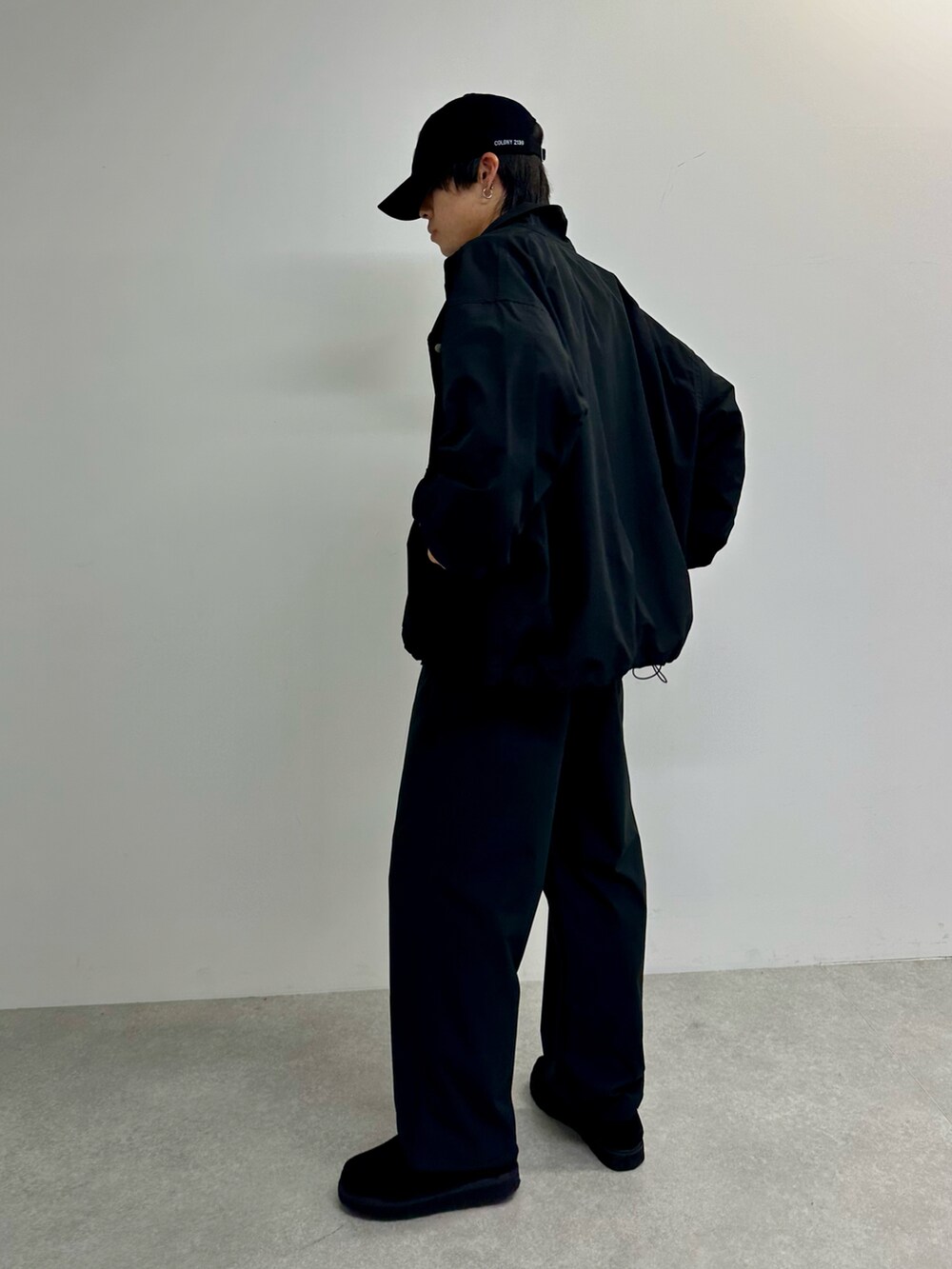 ブラック系のその他パンツ、ブラック系のモカシン/デッキシューズ、ブラック系のブルゾンを着用したメンズの秋コーディネートの2枚目の写真