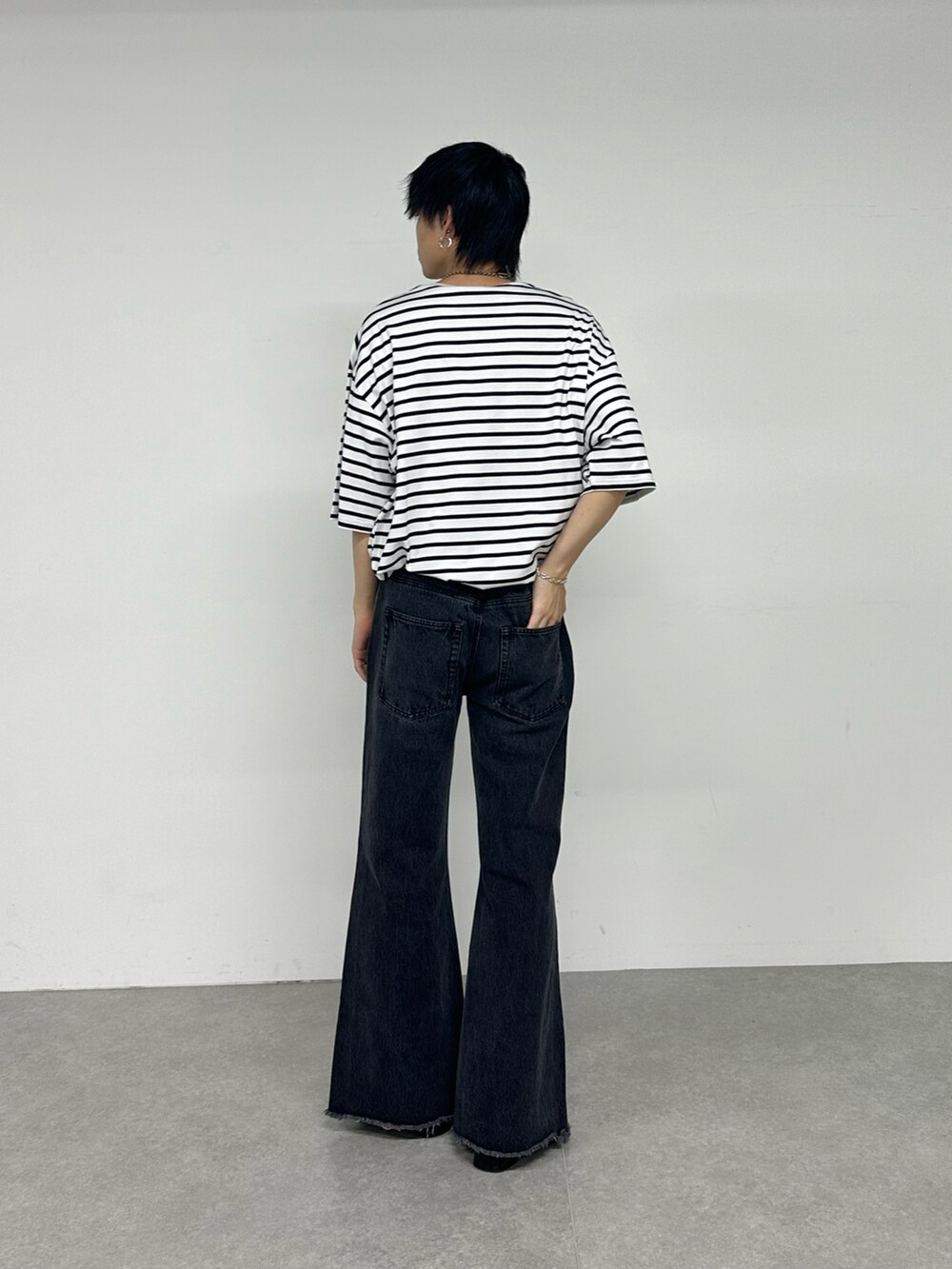 ホワイト系のTシャツ/カットソー、ブラック系のデニムパンツ、ブラック系のベルトを着用したメンズの夏コーディネートの3枚目の写真