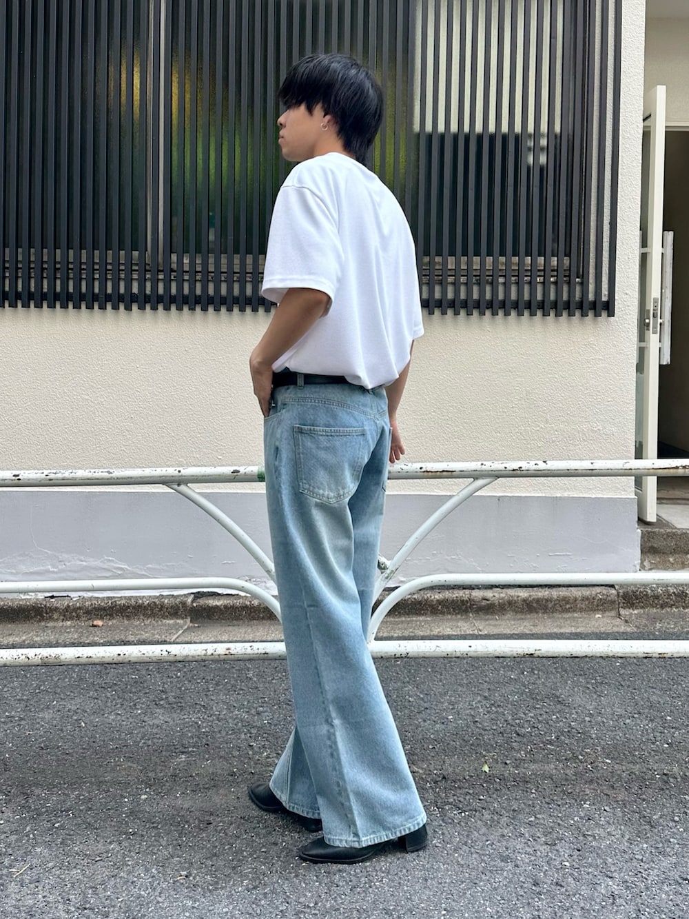 ホワイト系のTシャツ/カットソー、ブルー系のデニムパンツを着用したメンズの夏コーディネートの2枚目の写真