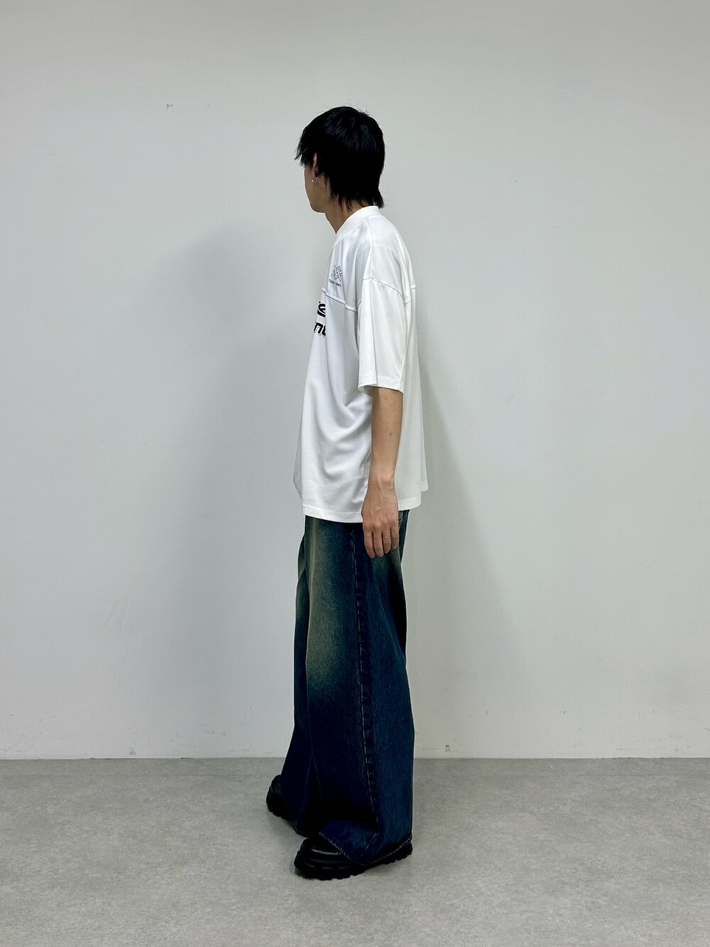 ホワイト系のTシャツ/カットソー、ブルー系のデニムパンツを着用したメンズの夏コーディネートの2枚目の写真