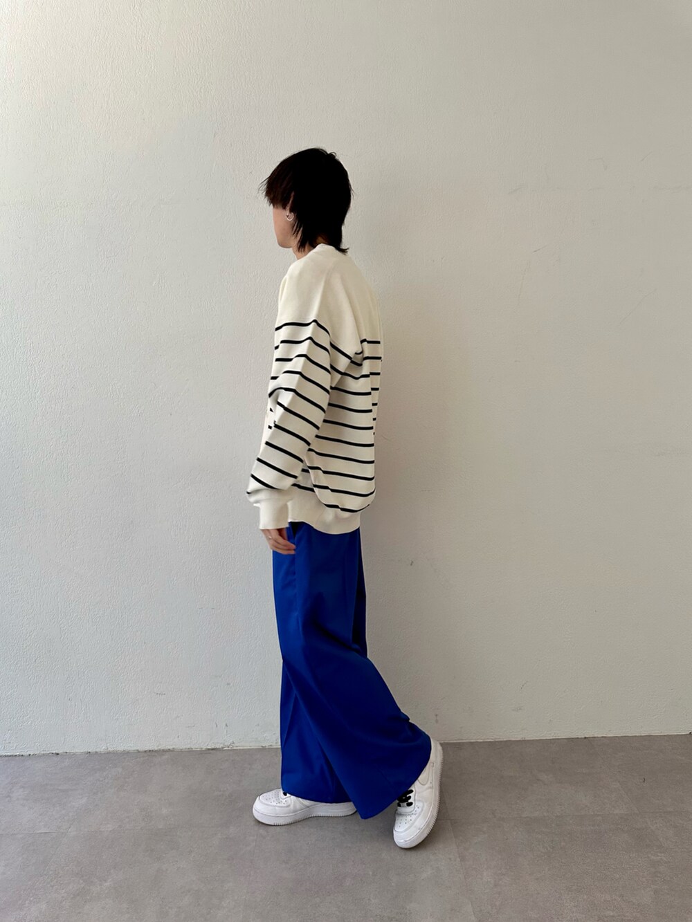 ホワイト系のカーディガン/ボレロ、ブルー系のその他パンツを着用したメンズの春コーディネートの2枚目の写真