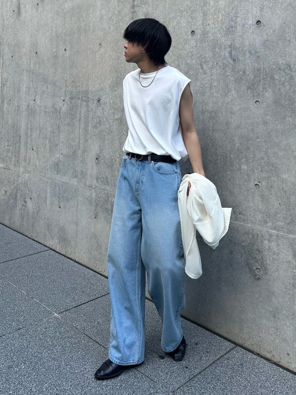 ホワイト系のTシャツ/カットソー、ブルー系のデニムパンツ、ブラック系のベルトを着用したメンズの夏コーディネートの4枚目の写真