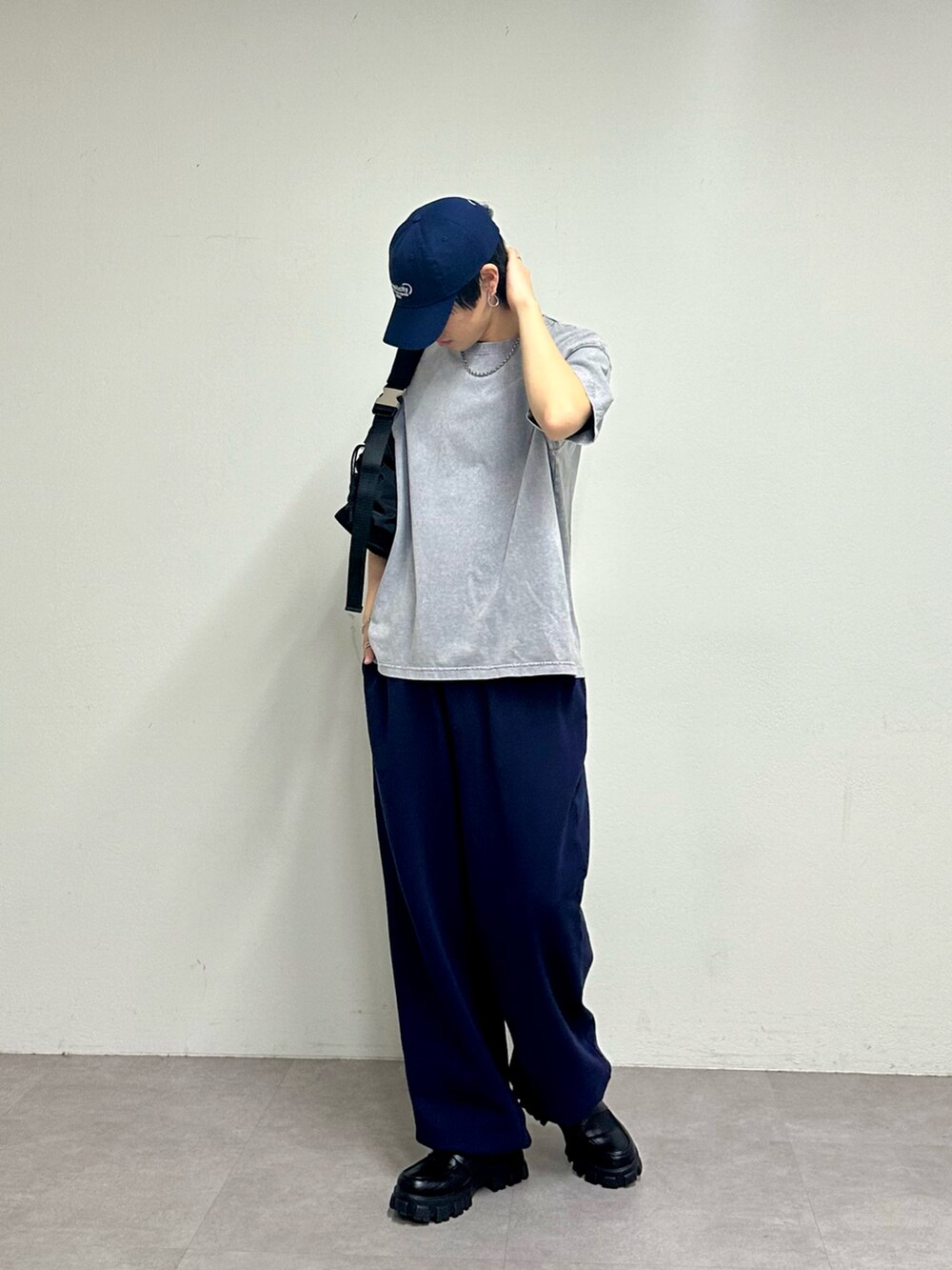 ブラック系のショルダーバッグ、ブルー系のスウェットパンツ、グレー系のTシャツ/カットソーを着用したメンズの春コーディネートの2枚目の写真