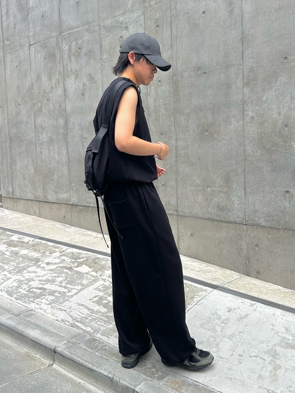 ホワイト系のTシャツ/カットソー、ブラック系のショルダーバッグ、グレー系のスウェットパンツを着用したメンズの夏コーディネートの4枚目の写真