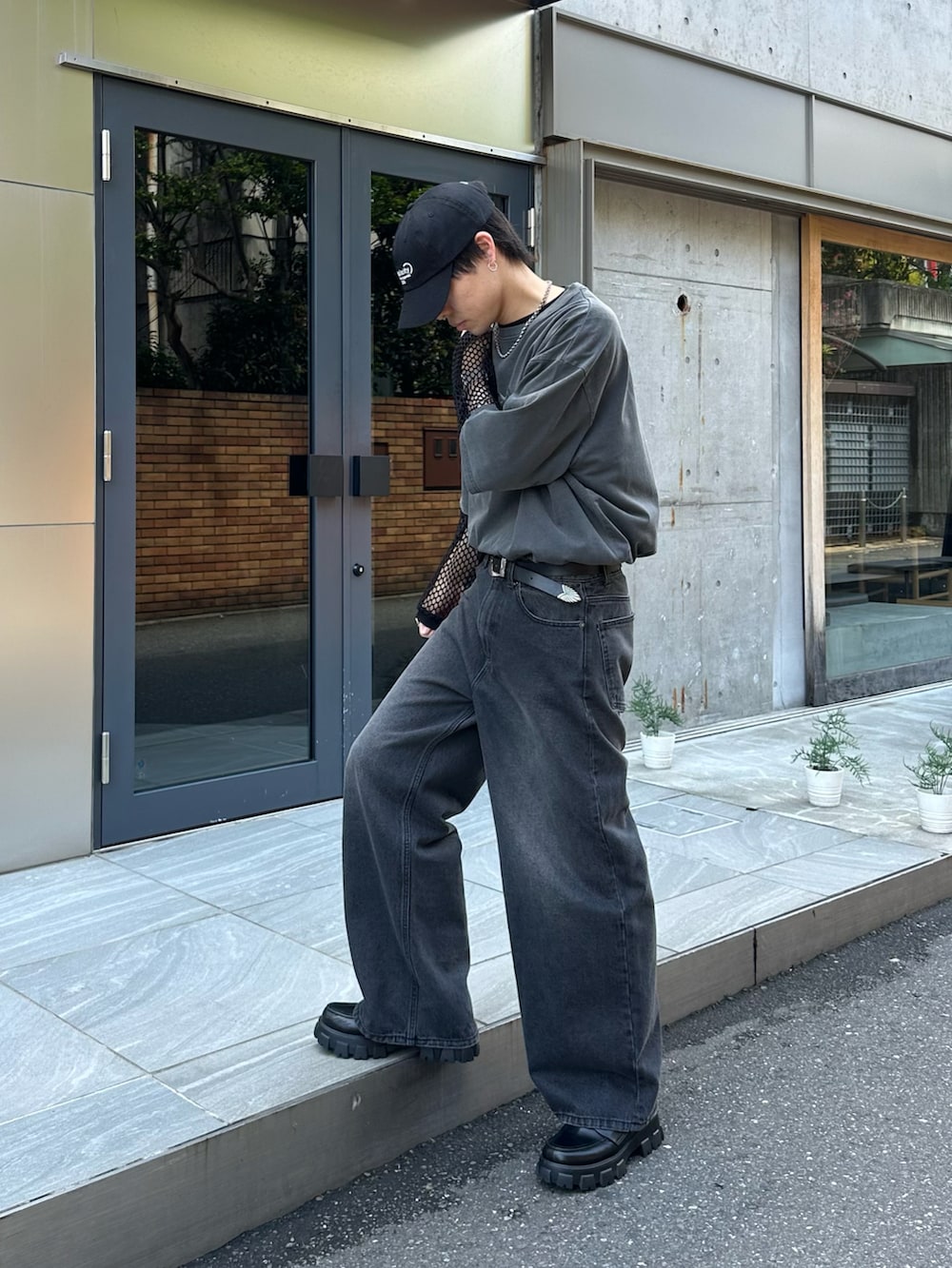 グレー系のTシャツ/カットソー、ブラック系のデニムパンツ、ブラック系のショルダーバッグを着用したメンズの春コーディネートの3枚目の写真